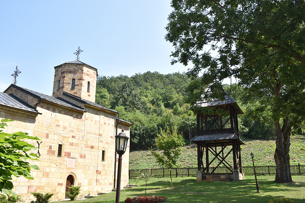 Manastir Savinac, dvorište