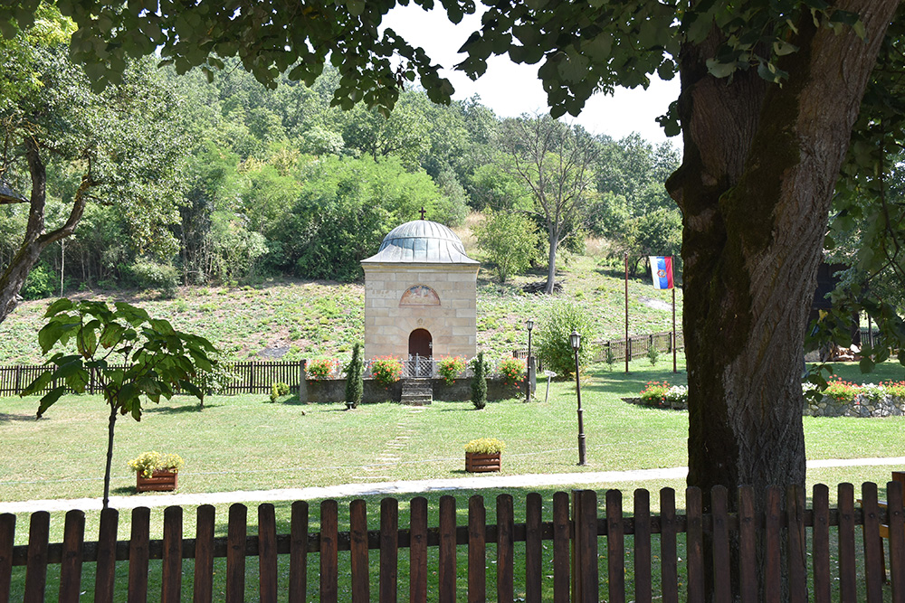 Manastir Savinac, dvorište