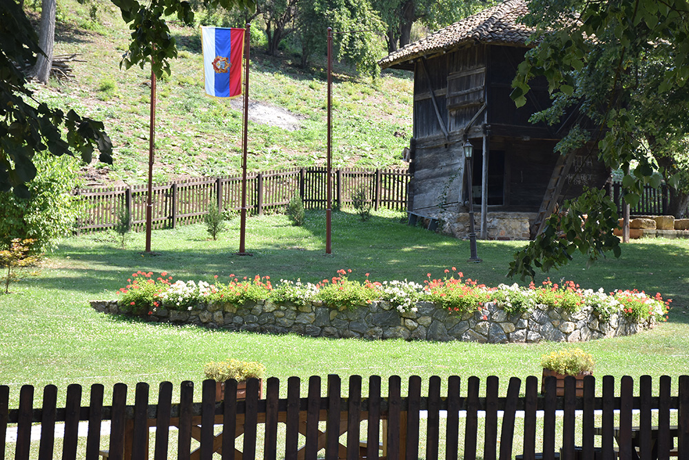 Prelepo uredjeno dvorište Manastira Savinac