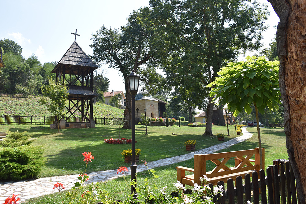 Prelepo dvorište Manastira Savinac